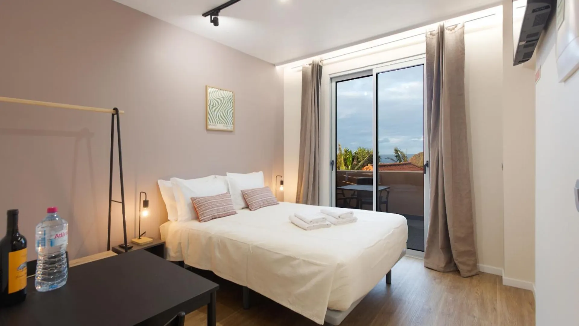 The Jolie - Porto Moniz Central Studios 0*,