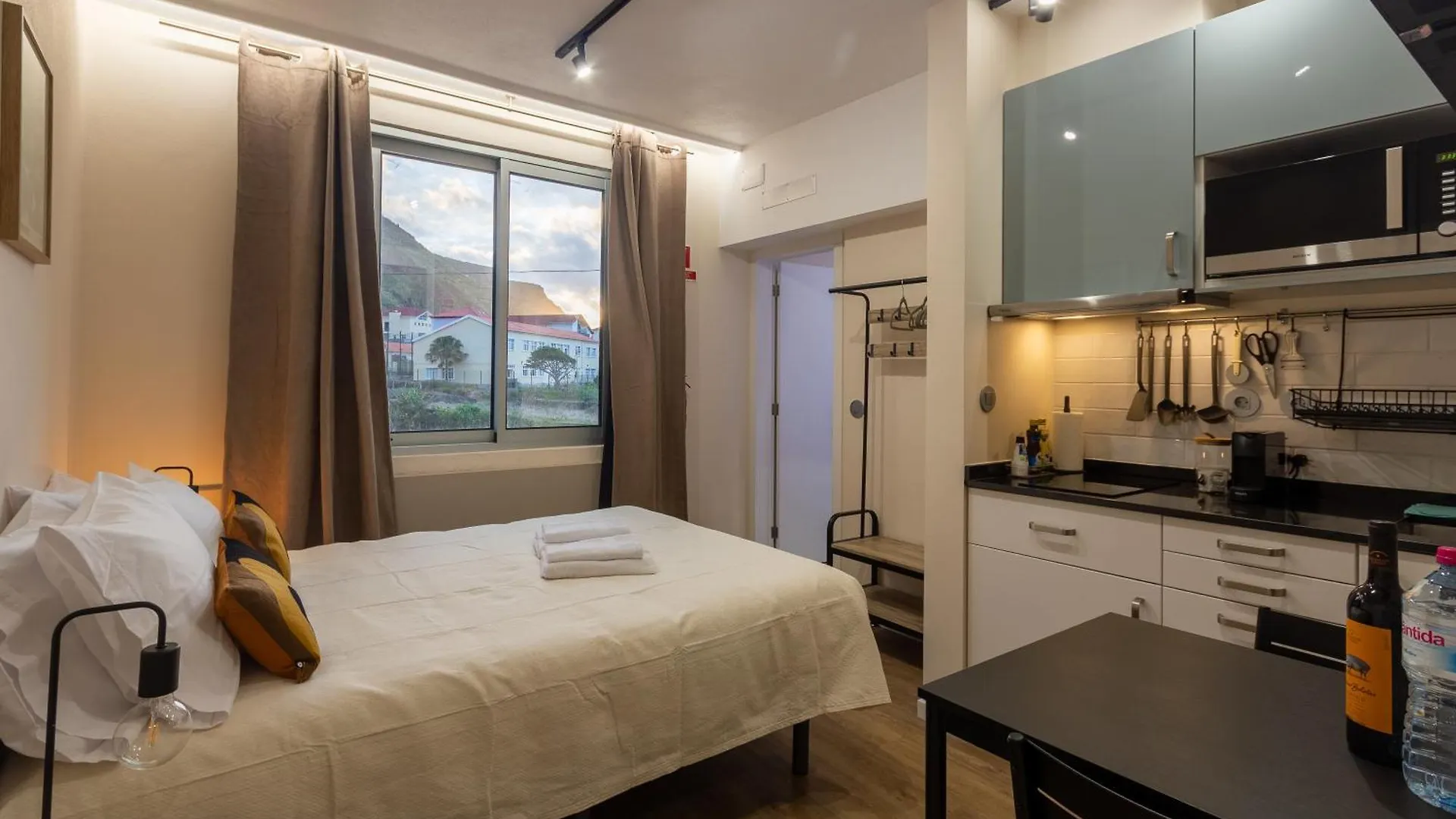 The Jolie - Porto Moniz Central Studios